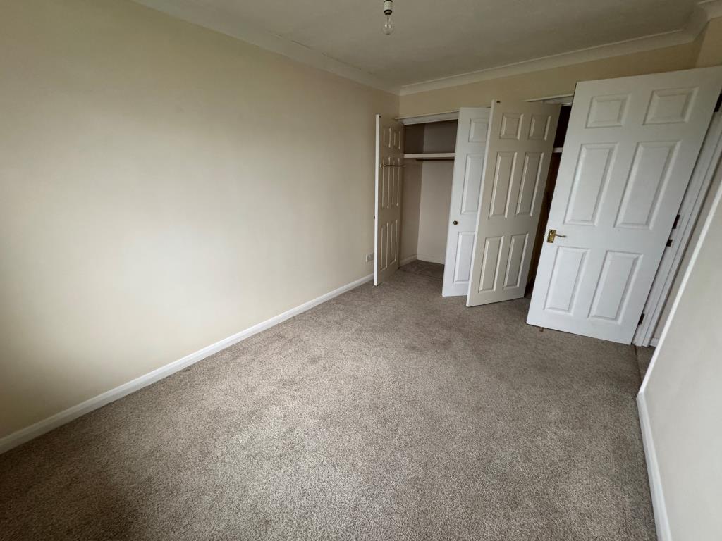 Lot: 103 - TWO-BEDROOM FLAT WITH SEA VIEWS AND SHARE OF FREEHOLD - Bedroom 1